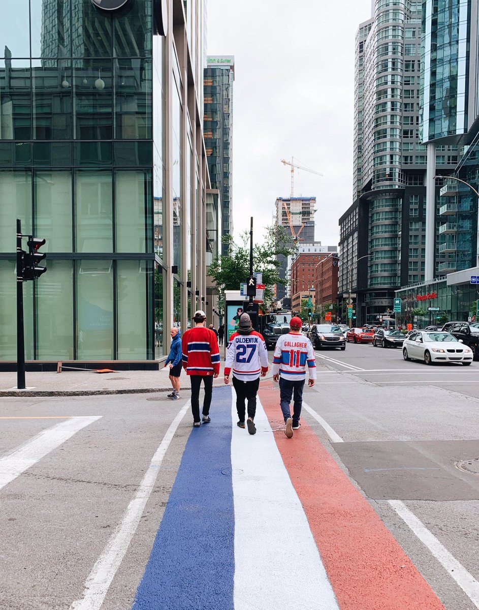 Val_Plante's tweet photo. Ce soir, la ville entière adopte les couleurs du @CanadiensMTL. Avez-vous eu la chance d’admirer les traverses piétonnes aux couleurs du Canadien près du Centre Bell? Un gros merci à notre division de la signalisation et du marquage pour son impeccable travail! #GohabsGo #polmtl https://t.co/XQCQmufF8R