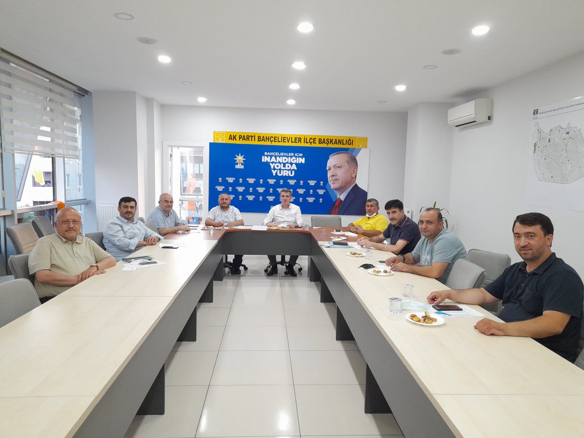 AKBahcelievler's tweet photo. Ak Bahçelievler üç bölge Teşkilat Komisyon Başkanlarımız mahalle başkanlarımızla bir araya geldiler. Toplantılarda gündeme dair değerlendirmeler yapıldı istişarelerde bulunuldu. https://t.co/8UGJj1YM8s