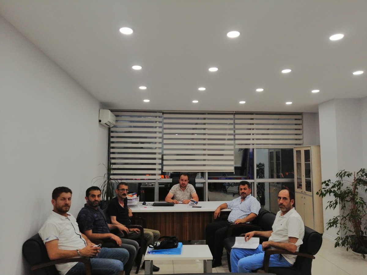 AKBahcelievler's tweet photo. Ak Bahçelievler üç bölge Teşkilat Komisyon Başkanlarımız mahalle başkanlarımızla bir araya geldiler. Toplantılarda gündeme dair değerlendirmeler yapıldı istişarelerde bulunuldu. https://t.co/8UGJj1YM8s
