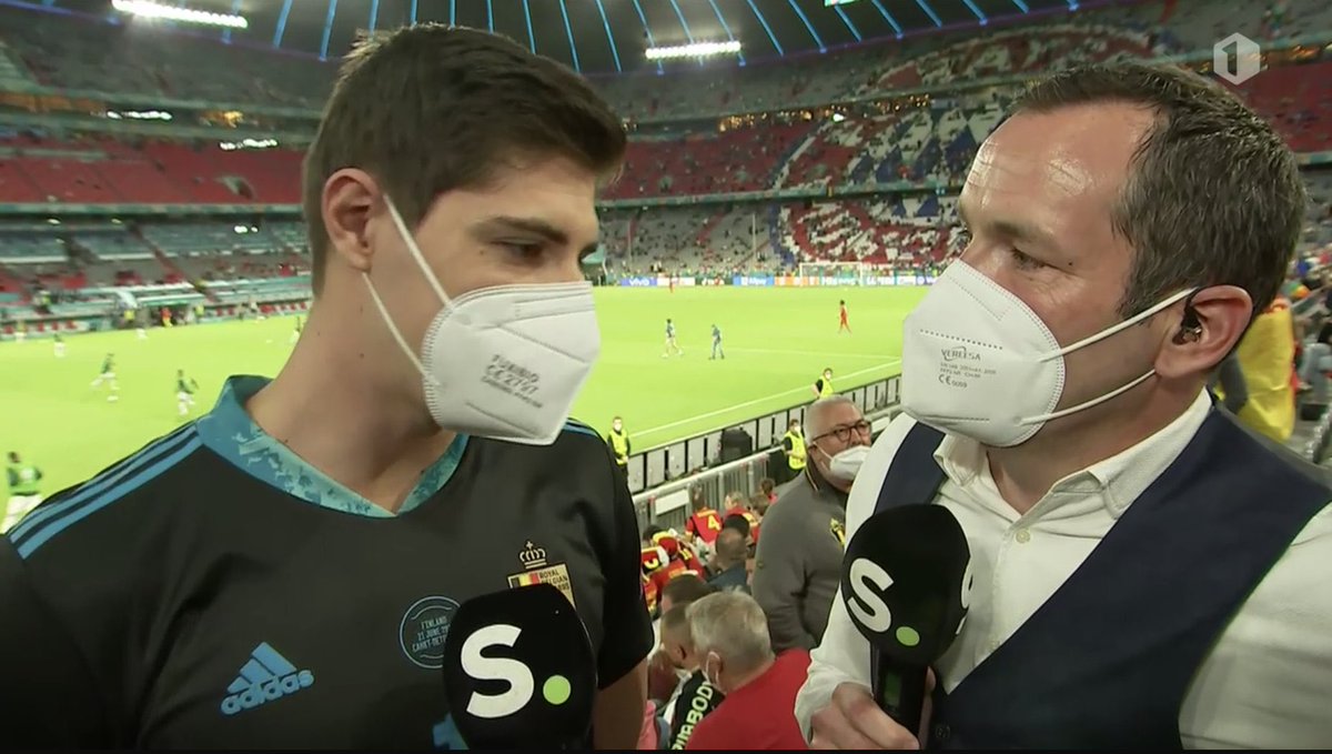 LandeghemLloyd's tweet photo. Thibaut Courtois dat een interview komt geven tijdens de pauze in het stadion, dan zijde ne grote 👏🏻 #BelgioItalia https://t.co/rdr4guPk0E