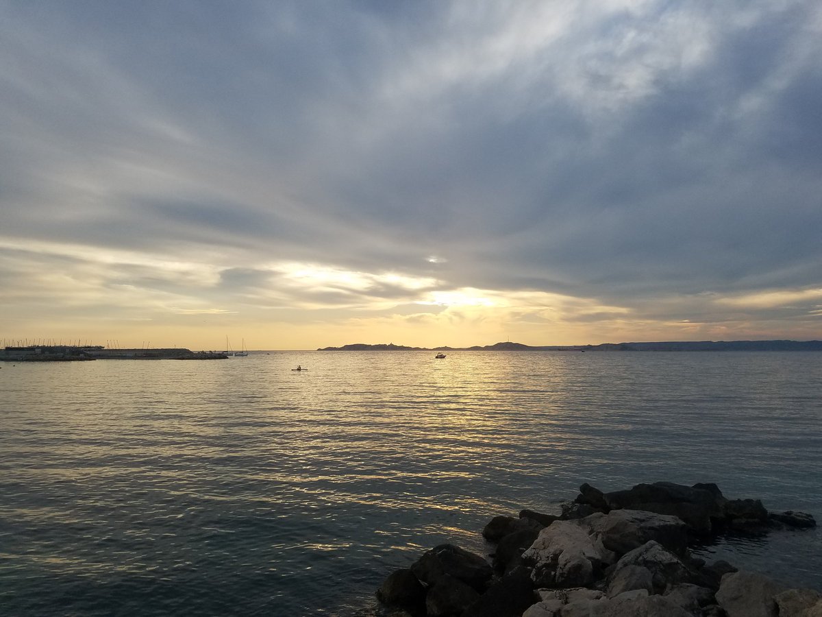 MedericGC's tweet image. Je sais, c&apos;est moche, mais bon, je voulais quand même partager ce ciel dégueulasse et cette mer fadasse. 

#Marseille 
#PointeRouge