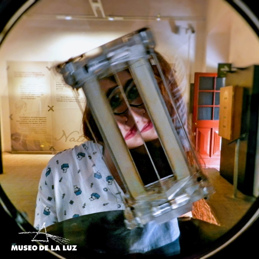 Cuando una #imagen se refleja internamente en las caras de un #prisma 🔻 cambia de posición y orientación 🔺. Esto se aprovecha para enderezar las imágenes amplificadas con #binoculares. 👀

Acércate a la #ciencia en nuestro canal de #YouTube 👉🏽 bit.ly/30gg5Ib.