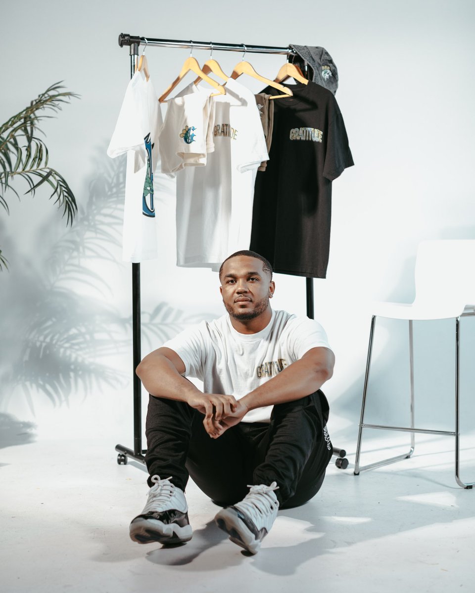 MalcFox_'s tweet photo. Gratitude Chicago x Foot Locker 🤞🏾5 Chicago Stores + Online. God so good to my Team &amp; I 🤍 https://t.co/kdA0Ek4xI9