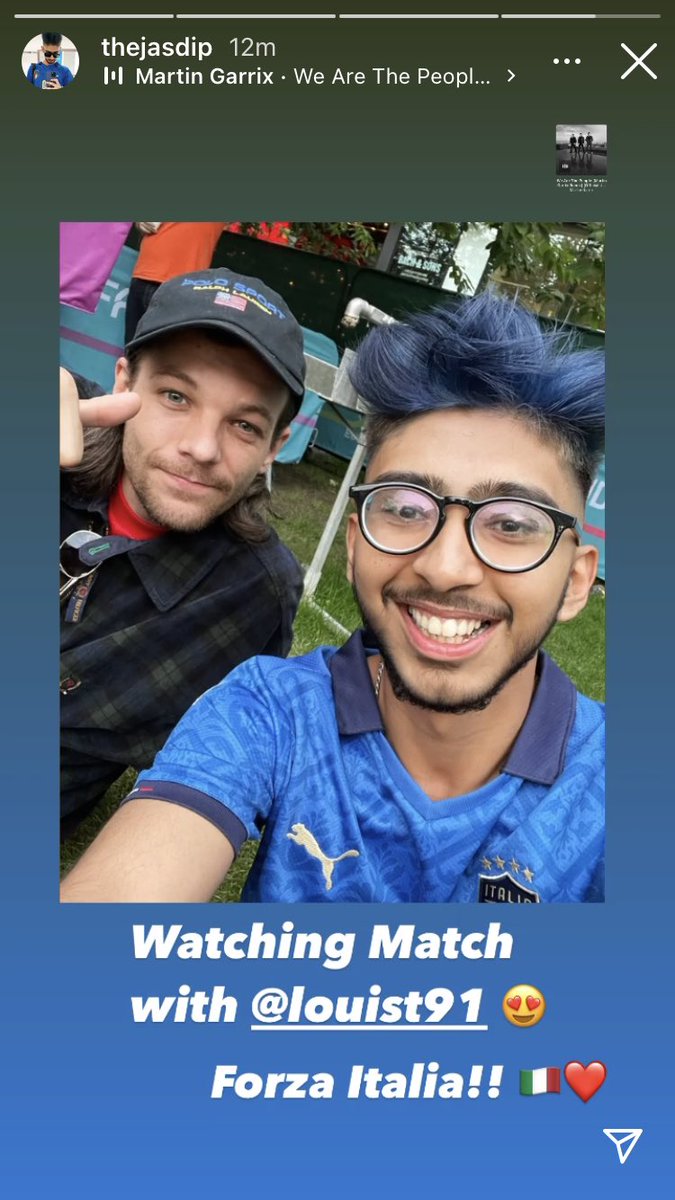 LTHQItaly's tweet photo. ~•📸| Louis oggi a Londra mentre guardava Italia vs Belgio ! 🇮🇹 https://t.co/s1lz2uvGIU