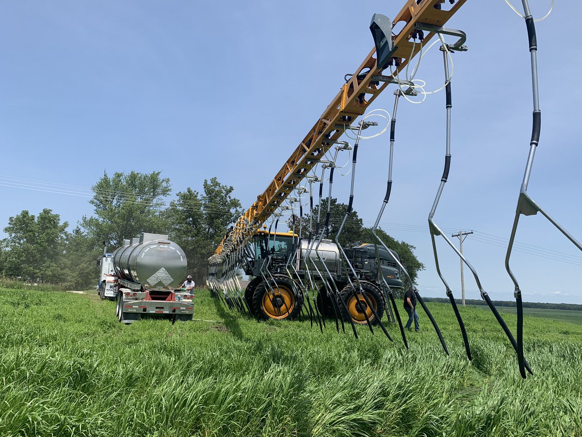 mosiet_michael's tweet photo. Nice to get a window to wrap up VRS side dressing.  With 120 ft it doesn’t take long to get through the acres. @GranularAg https://t.co/fTh31hXjby