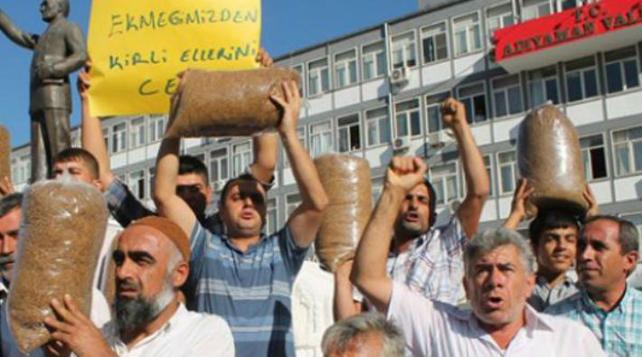 KurtYagan's tweet photo. Emegime, ekmegime, alın terime dokunma..
Çek ellerini!
#tutunumedokunma #MeralAkşener #SedatPeker https://t.co/prezbRgb75