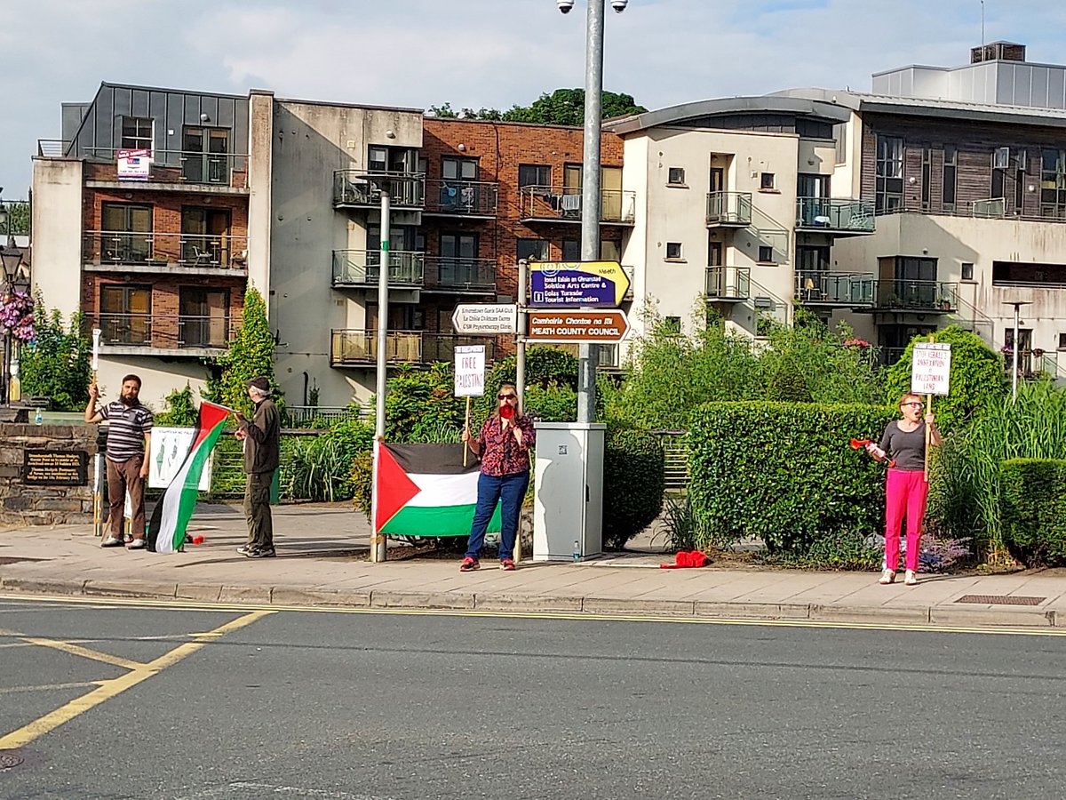 Wallawallabing8's tweet photo. What a good response we got in Navenby this evening from passers-by #SoMuchSupport #EndTheSiegeOnGaza #IPSC #Meath #Navan #AnMhí #AnUaimh @ipsc48 @MeathIPSC https://t.co/jepzzcGA7k