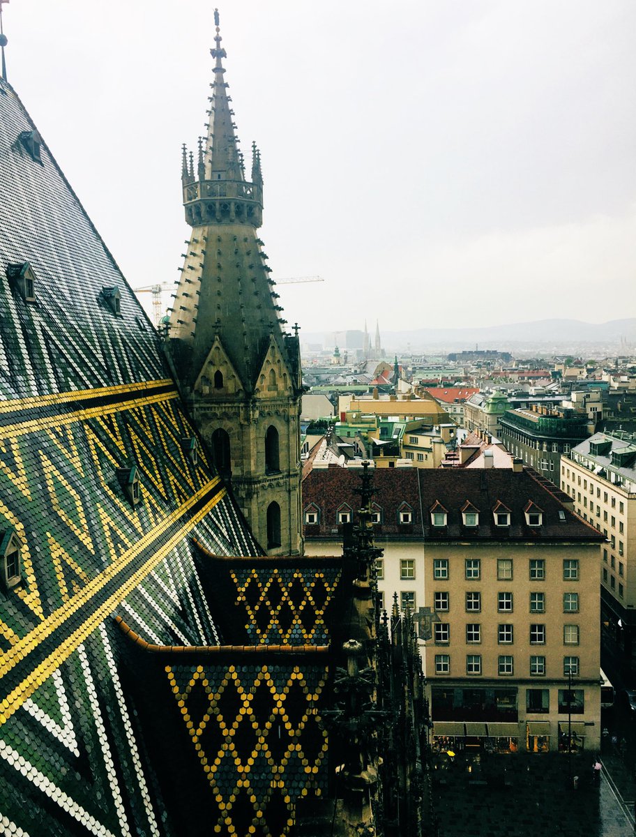 sanneweber's tweet photo. #Stephansdom - ganz unten & ganz oben. Auch/gerade bei Blitz & Donner beeindruckend. ⛈
#Pummerin #Nordturm #Wien #Katakomben #touristinmyowncity https://t.co/cIGgw2EPLA