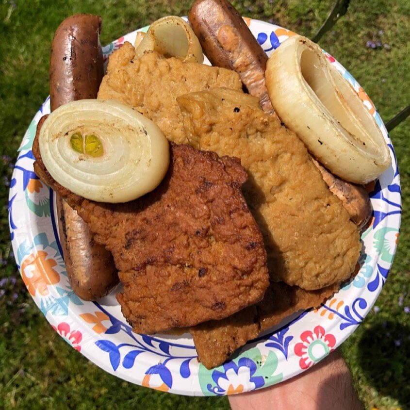 You don’t have to eat dead flesh to get the taste, texture, protein and deliciousness to celebrate freedom 🇺🇸 Don’t the animals deserve freedom too? Freedom from harm, from throat-slitting, lifetime confinement, and being slaughtered for doing nothing wrong? #govegan