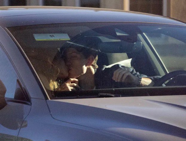 avengerfavs's tweet image. essa sequência do tom holland e da zendaya se beijando e depois dando sorrisão um pro outro é a coisa mais linda que vocês vão ver hoje