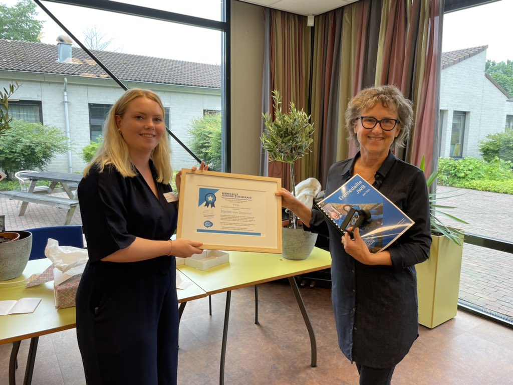 Woensdag ontving Marlies van Oorschot van <a href="/CombinatieJeugd/">Combinatie Jeugdzorg</a> de eerste Eremedaille van het JWB uit handen van Romena. Marlies is mede oprichter van de stichting JeugdWelzijnsBeraad en poinier op het gebied van jongereninspraak binnen de jeugdhulp. Gefeliciteerd en dank voor alles!