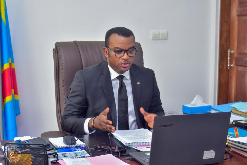 rkitsita's tweet photo. #RDC: Le VPM Jean pierre Lihau reçoit le feu vert du Conseil des Ministres pour la guerre qu'il a déclaré contre les fictifs, les doublons et autres cumulards au sein de l'administration publique.

"Très bientôt des sanctions vont tomber" dit un proche collaborateur du VPM https://t.co/HVgv9KV5Eo