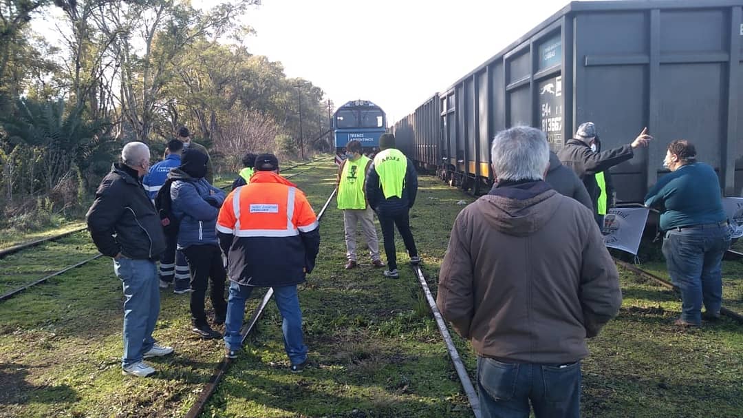 JApdfa's tweet photo. ✊🏻 Hoy, junto a nuestros compañeros y compañeras de distintas seccionales, acompañamos a @GraffNico y #HernanOlivera en el reclamo legítimo por nuestro #CCT en #BCYL 🚆💪🏻
#LaPacienciaSeAcabo
#CCTYa
#JuventudAPDFA
@apdfanacional @ApdfaAdrian
@SlabovicDavid @DavidFaNuez https://t.co/wsJJD1X47w