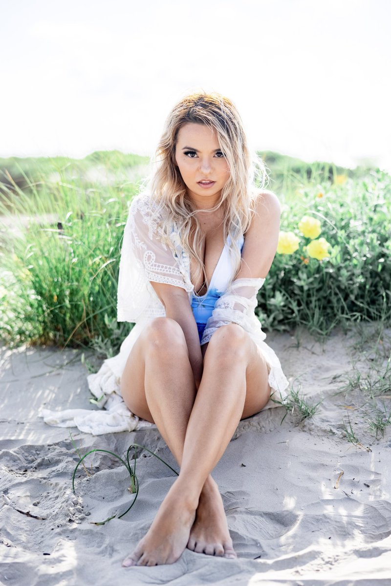 heathermarietwt's tweet photo. Photographer: adamgutierrezphotography
#model #heathermariecreativeevents #bookme #shein #sunkissed #summerstyle #sweetsummertime #sunnyday #dopeports #portraitsoftheworld #houstonportraits #portraitvision #sandytoes #talklesssmilemore #ootd #blonde #barbie #photoshoot https://t.co/xqIynLUIfJ
