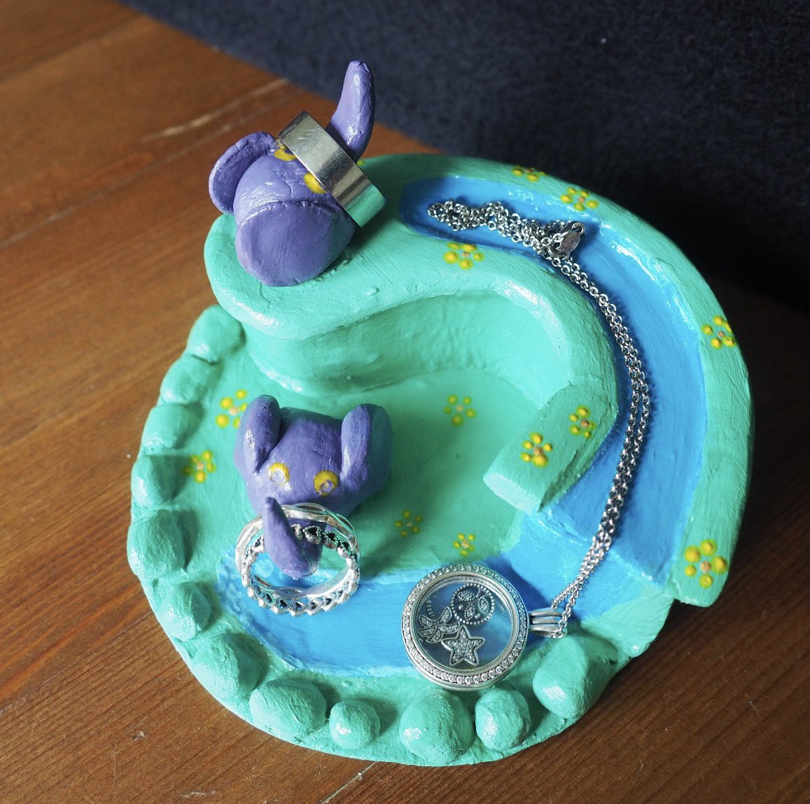 BellaCeramica_'s tweet image. Hard to choose a favourite from the update but this elephant pot is up there💜🐘 etsy.com/uk/listing/103…