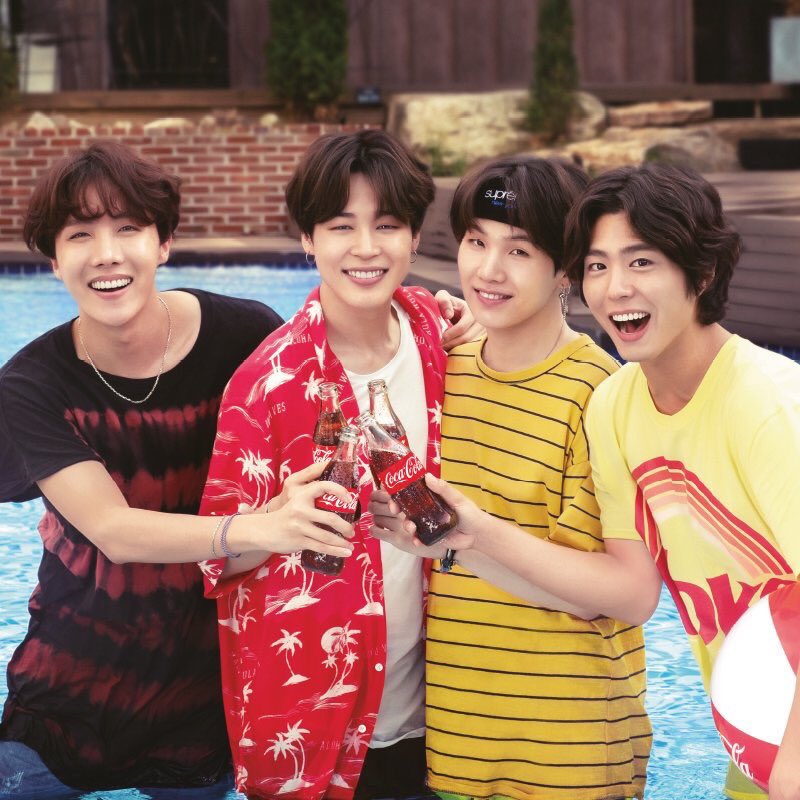 parkbogumfamiIy's tweet photo. 21.07.03 🤗
18.07.03 | CocaCola
3 years ago . . . . . ✍️ @BOGUMMY
#박보검 #ParkBoGum #パクボゴム
#朴寶劍 #พัคโบกอม #CokeStyle
#WeWillWaitBogum #210703pbgfam
https://t.co/5xD5Dy5dFj https://t.co/zFRpUfhRJc