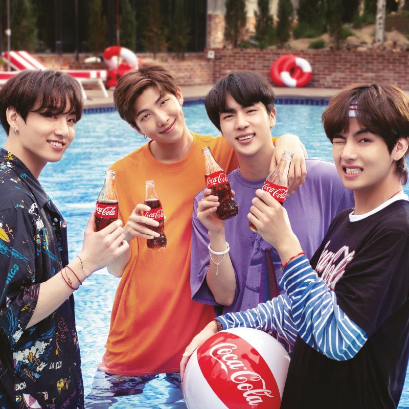 parkbogumfamiIy's tweet photo. 21.07.03 🤗
18.07.03 | CocaCola
3 years ago . . . . . ✍️ @BOGUMMY
#박보검 #ParkBoGum #パクボゴム
#朴寶劍 #พัคโบกอม #CokeStyle
#WeWillWaitBogum #210703pbgfam
https://t.co/5xD5Dy5dFj https://t.co/zFRpUfhRJc