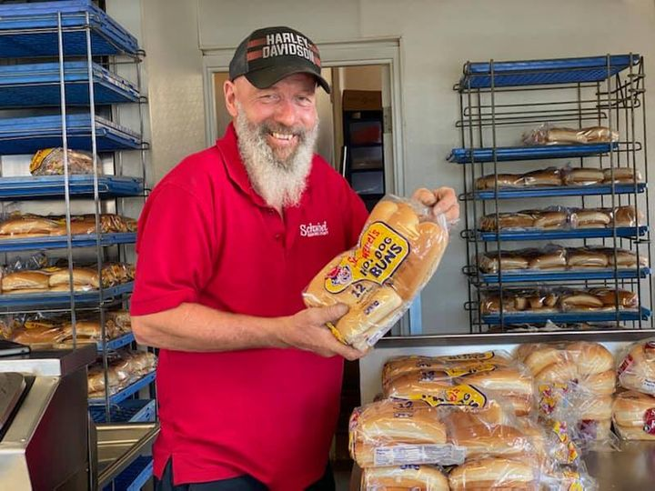 JimsFamousSauce's tweet photo. Gary Turner from Schwebel’s delivers fresh buns to Jim’s
#JimsFamousSauce #JimsDriveIn #pittsburgh #hotdogs #Schwebels https://t.co/YuUIS2uh1a