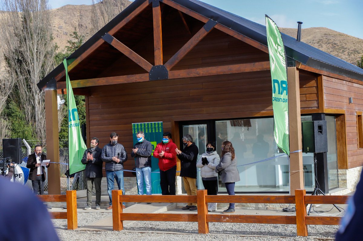 marthavelezrn's tweet photo. En Villa Llanquin acompañé al Mtro @CarlosValeri_ de @MOSPRN en la inauguración de 25 km de red eléctrica trifásica con una inversión de $17 millones. La.obra brindará mayor cobertura a la evolución turística en la región.
#energia #villallanquin #Cordillera #electicidad https://t.co/Ay6ZuUSfui