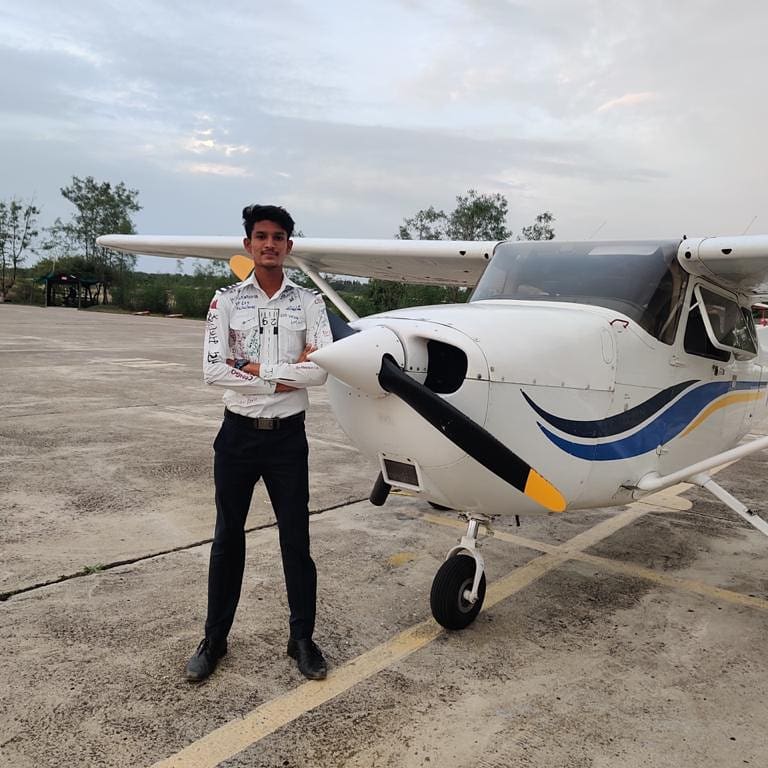 Carveraviation's tweet photo. Congratulations to our Cadet Tejas Shende for completing his first solo flight.✈️✈️
#CPL #commercialpilotlicense #carveraviation #admissionsopen #soloflying #pilottraining #flyingschool #firstsolo #achievement #proudmoment #pilotlifestyle #pilotlife #soloexperiences #Avgeeks https://t.co/LAGpJtyopI
