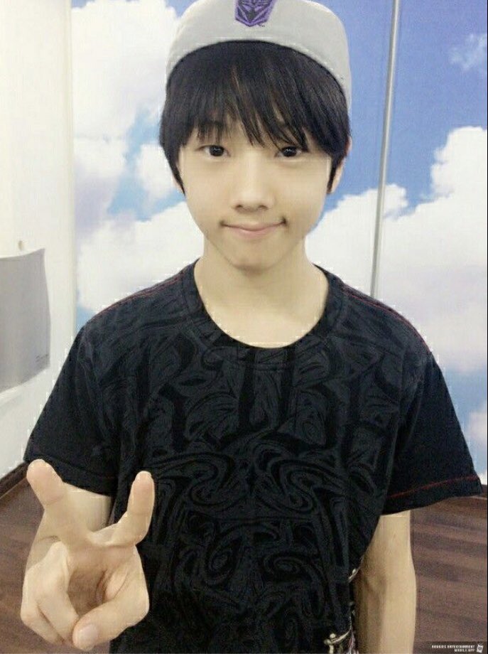 incorrectJP's tweet image. Am i too young for a relationship or does everyone still see me as this instead of this.