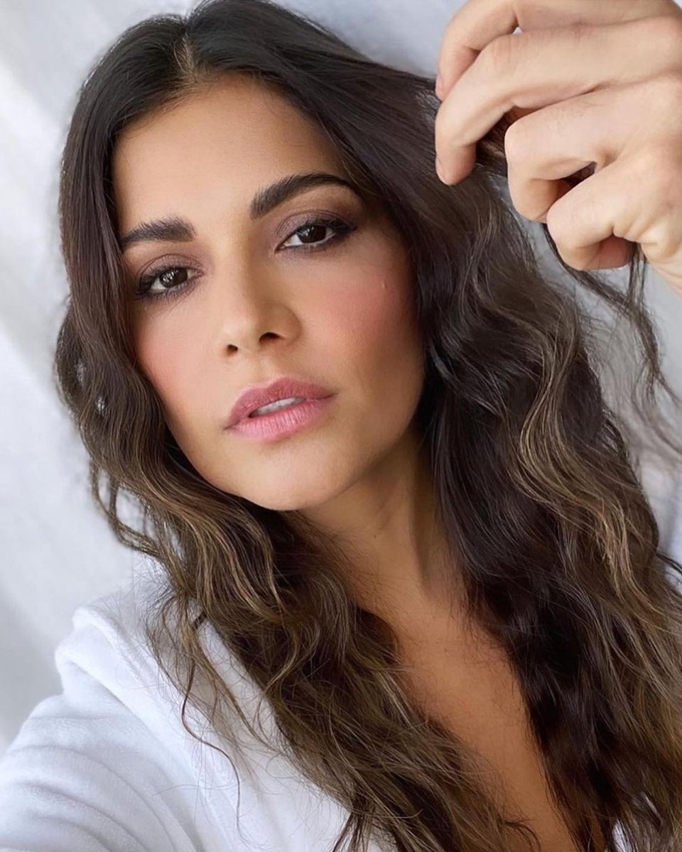 ECRUNewYork's tweet photo. Natural summer waves that you'll want to wear all season. Hair by Brazilian hairstylist and makeup artist @mauromarcos for the beautiful @aletania using ECRU New York Volumizing Silk Mist &amp; Dry Texture Spray. Available at https://t.co/mrcizrbKhI
#summerhair #ECRUNewYork https://t.co/SZhexeag6o