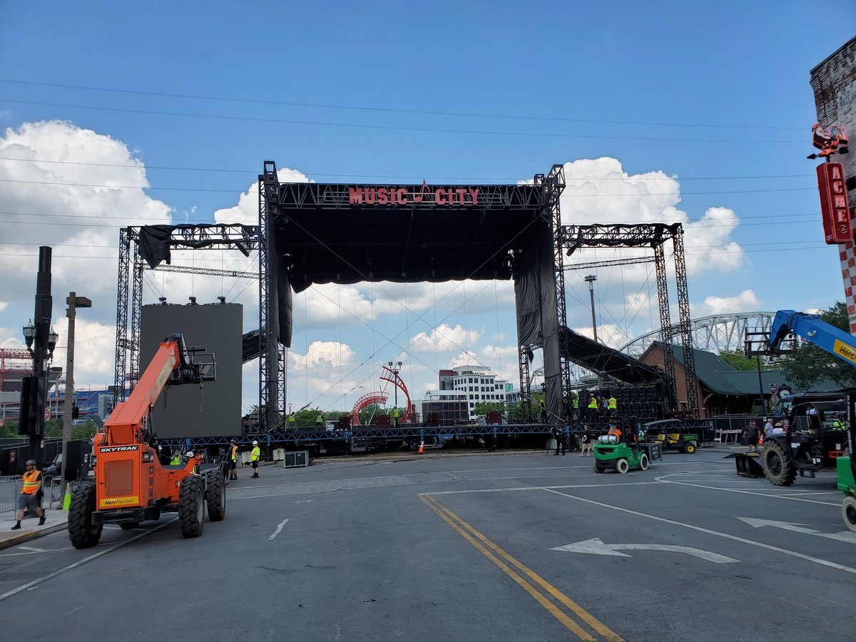 RT @MNPDNashville: A record crowd is expected for Nashville’s Let Freedom Sing celebration Sun, featuring Brad Paisley & the nation’s largest live fireworks show. Planning to attend? ARRIVE EARLY. I-24 eastern loop downtown closed btwn 9-10 p.m. Sun. https://t.co/6rf8kcc9j1