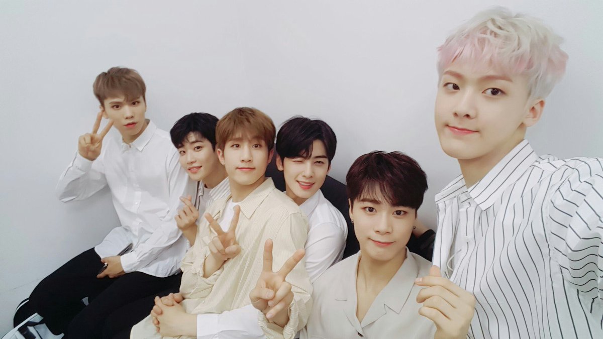 weboreal's tweet image. Sus bestos bois se sacaron el polvo y dejaron de rascarse la panza para cumplir con el papel de hermanos mayores al #𝕋INIES𝐃𝐁 y avergonzar a Koko con nuestros gritos en apoyo suyo, y todos sus compañeros. Esperenos que nos pusimos bonitos to get #INTO𝔻EMON𝔻REAM, ¡suerte! 🤍