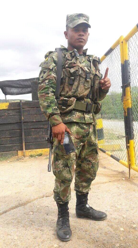 Engaheterosex's tweet photo. Militar engañado. Yoiner de colombia. 😈🔥 https://t.co/Xb4gbmfY0f