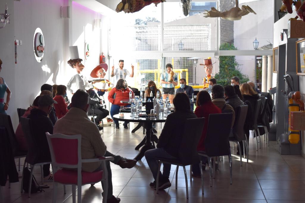 RickyTopa's tweet photo. PARA VOLVER A TRABAJAR

Con @Damiaan_Sala y @daschiav estuvimos reunidos con dueños de salones de fiestas que desde el inicio de la pandemia tuvieron que cerrar sus puertas. Necesitan abrir sus comercios y desde @lanusmunicipio vamos a acompañar sus propuestas. https://t.co/XPyEgsyjVX