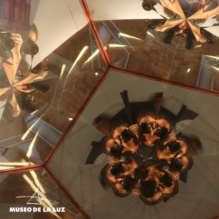 Los #espejos son superficies lisas que reflejan la luz, total o parcialmente. Un arreglo creativo de espejos permite formar #imágenes con los reflejos, y los reflejos de éstos, creando bellas #simetrías. ✋🏽🟦🤚🏽

Sorpréndete en nuestro canal de #YouTube 👉🏽 bit.ly/30gg5Ib.