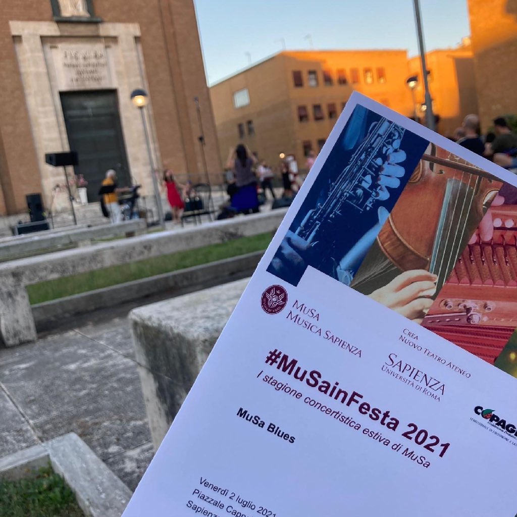 SapienzaRoma's tweet photo. 🌌 #Buonaserata (e buon weekend) dal concerto di #MusaBlues in Città universitaria!
#musicaSapienza #Crea_Sapienza
(foto da https://t.co/LwUbu2GZ7r) https://t.co/IpZsqQIUAW