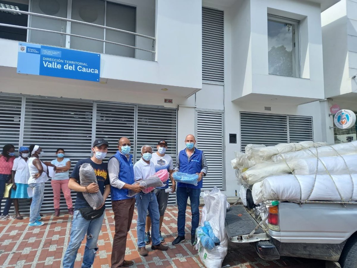 UnidadVictimas's tweet photo. La @UnidadVictimas entregó al sujeto de reparación colectiva #Amuc de #Pradera #Valle 25 rollos de tela y 2 bultos de cremalleras, mercancía que fue incautada por la Dian. #UnidosPorLasVíctimas https://t.co/FghEHvl2xC