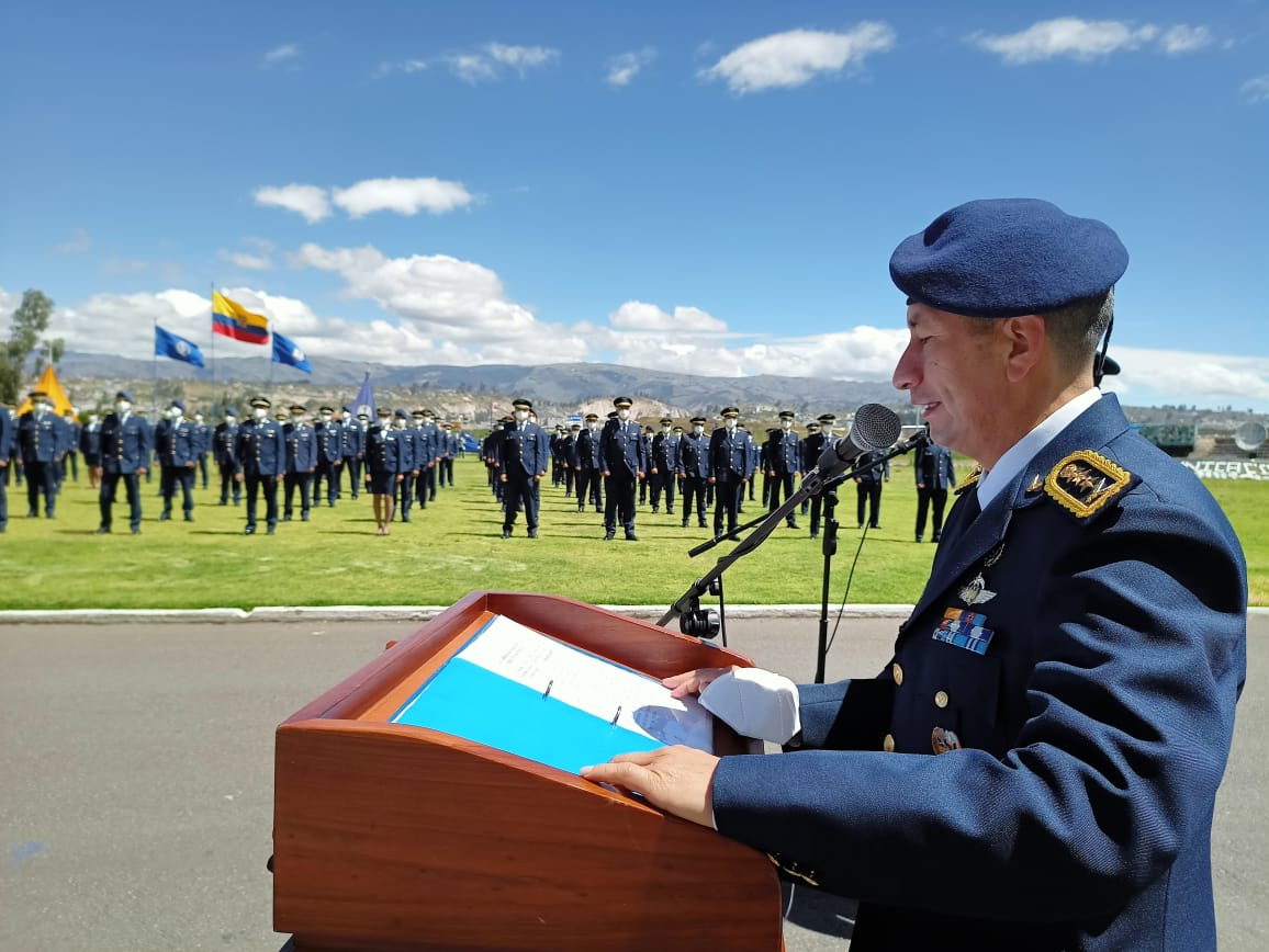 FuerzaAereaEc's tweet photo. En la Escuela de Perfeccionamiento de Aerotécnicos, se realizó la ceremonia militar de inauguración del LVII Curso de Actualización Militar y XVIII Curso de Promoción; el coronel Johnny Logroño, Director #EPAE realizó la entrega de los respectivos banderines. https://t.co/zolcYbSZq8