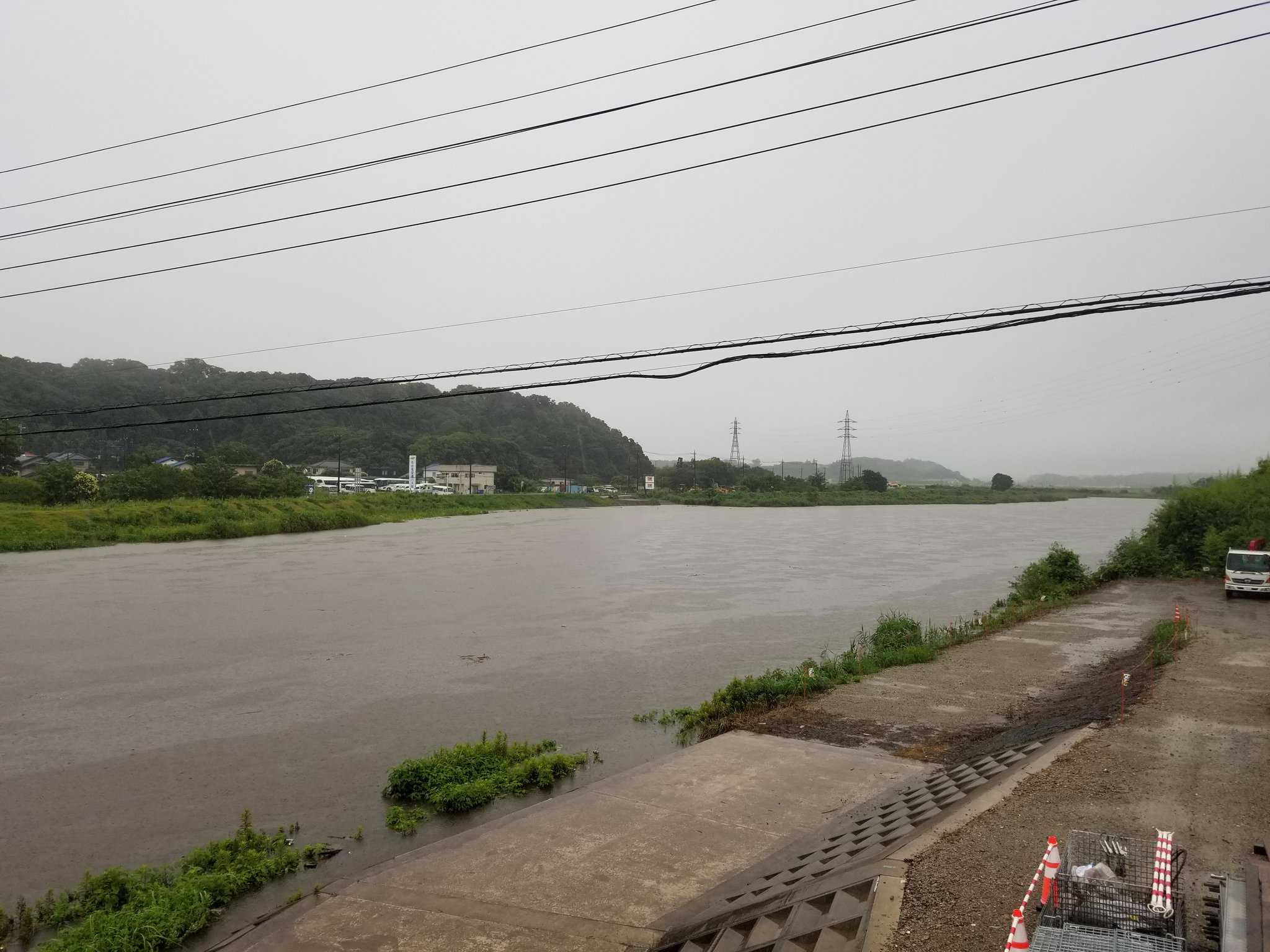 しきね文裕 佐倉市 大会中止になったので帰りがてら現在の鹿島川 高崎川 印旛沼の様子を見ています 写真の手前のトラックもう少しで水に使ってしまいますね 印旛土木あたりに電話して対応してくれるのか聞いてみます 佐倉 佐倉市 大雨洪水警報