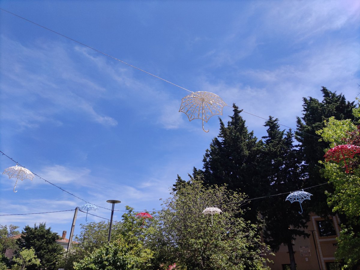 Un magnifique plafond d’ombrelles va illuminer cet été les rues de notre ville. 
Il n’empêchera pas cependant nos valeurs républicaines d'aller caresser les étoiles.