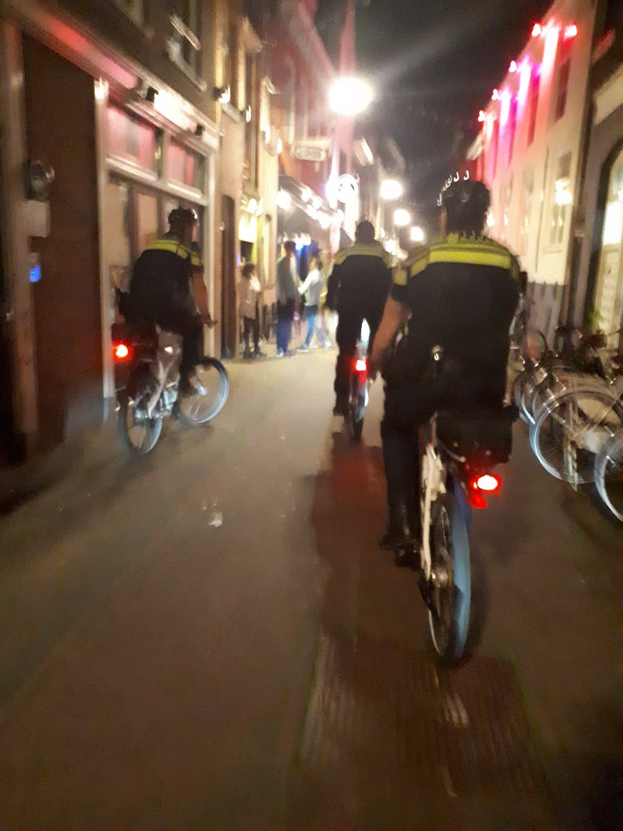 Met collega wijkagenten in het centrum. #veiligstappen #bikesquad