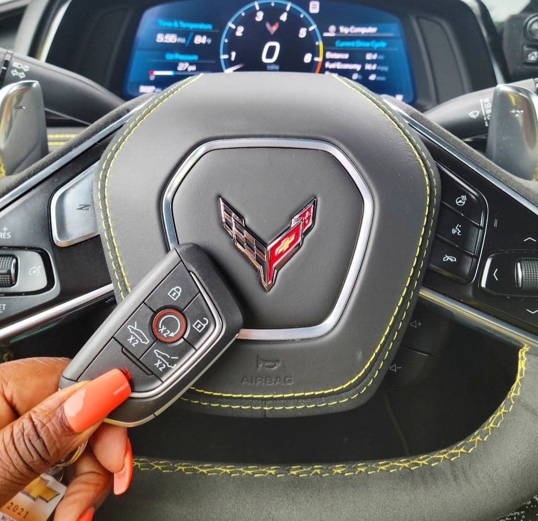 SassyAutoChick's tweet photo. Rolling into the holiday weekend with this beauty ( 2021 @Chevrolet #Corvette Stingray Coupe 3LT). #supercardaily #supercarspotting #midengine #midenginecorvette #Coupe https://t.co/tO57ikOPgG