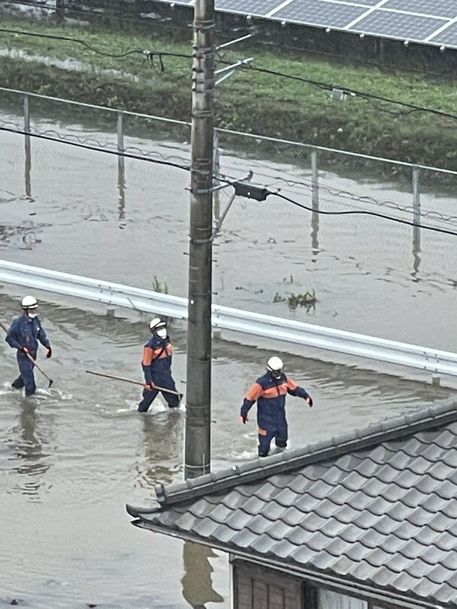 キリヤマ隊長 膝 平家の住民は救助済みとのこと どこまで水かさが増すやら こちらはマンションなので無事だけど本当に陸の孤島になってしまった 車はどの程度の水位まで耐えられるのかなぁ