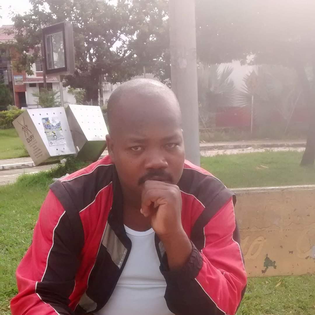 El hombre que perdió la vida tras caer a una excavación en la calle 40 en Yopal fue identificado como Rigoberto Palacios, de 37 años de edad, docente de la Institución Divino Salvador de la vereda Palobajito en #Yopal.
.