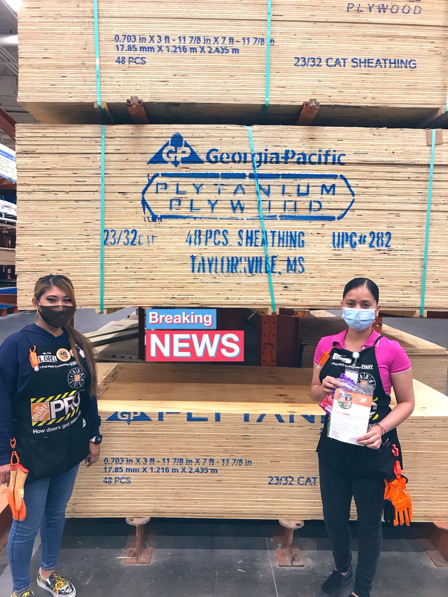 Awesome Job Gissel - PASA (right) for “Creating Shareholder Value”. Keep up the amazing job with offering all our services to our Pros!! Great job Lobel (Pro DH) for recognizing your team!! 
#0976
#SixCardsAndCounting
#OneTeamOneDream💪