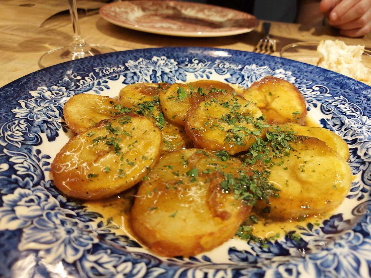 PhilippeRegol's tweet photo. #HAMABI El espíritu de Bodega 1900 aplicado a una taberna pamplonesa, con dos exTickets 🔝:
Rubén Zuriti y Jon Urritikoetxea.
¡Una cocina popular de excelencia!
Empanadilla de pollo. Coquelet de Bresse a la brasa con patatas en su jugo y ceps.
¡Deliciosa sencillez! https://t.co/WrIsV6cXBD