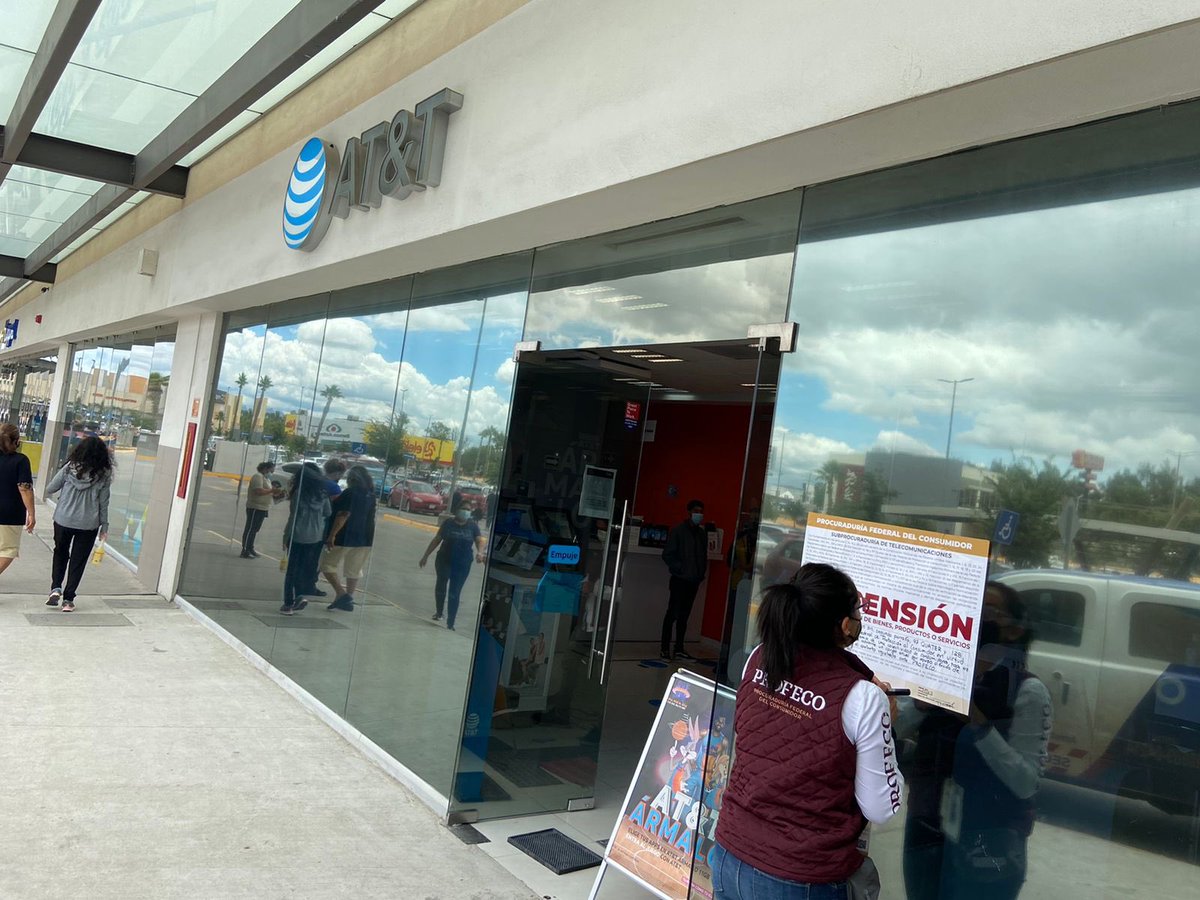 Profeco's tweet photo. 🔴Suspendimos en 10 localidades la comercialización de AT&amp;T

Se detectó en el contrato de pospago,  difiere contra el registrado ante la Profeco, al hacer un agregado que pretendía incluir el consentimiento de sus clientes respecto de un cobro anual por equipo diferido. https://t.co/5W7L8QFTf9