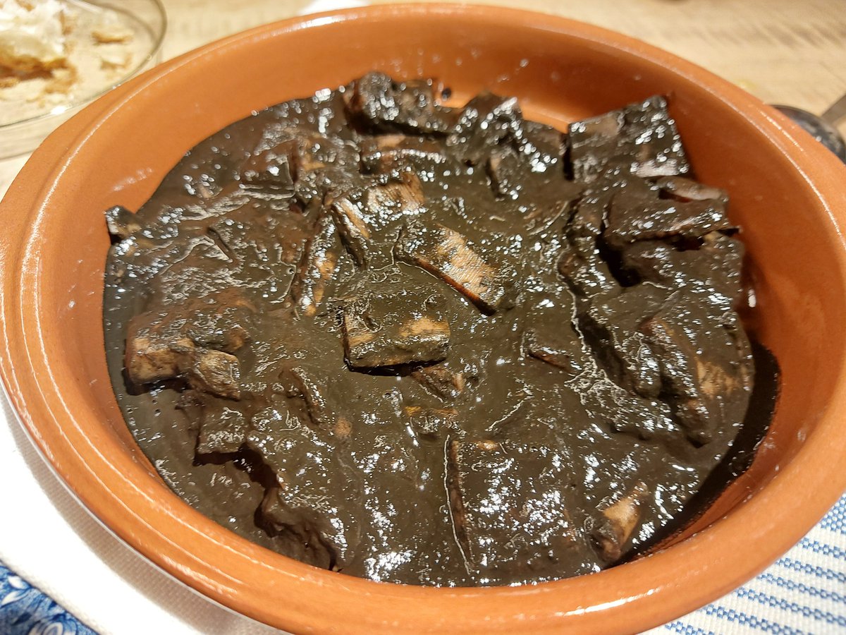 PhilippeRegol's tweet photo. @davidgou12 Siii!,🔝#HAMABI #MercadoSantoDomingo #Pamplona Ventresca curada. Calamares en su tinta.Tarta de queso de Bodega 1900 y flan tembloroso! https://t.co/tBGiViCYJ9