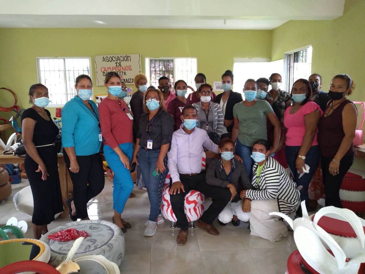 KenniaRamirez15's tweet photo. Gracias al programa #SUPERATE RD estamos capacitando emprendedores para el mañana, curso de Elaboración de muebles con reciclaje en neumáticos. impartido en nuestros centros comunal las caoba higuey #SuperateEsCapacitacion #MasQueUnaTarjeta @GloriaReyesG https://t.co/Rh8x8w6ae8