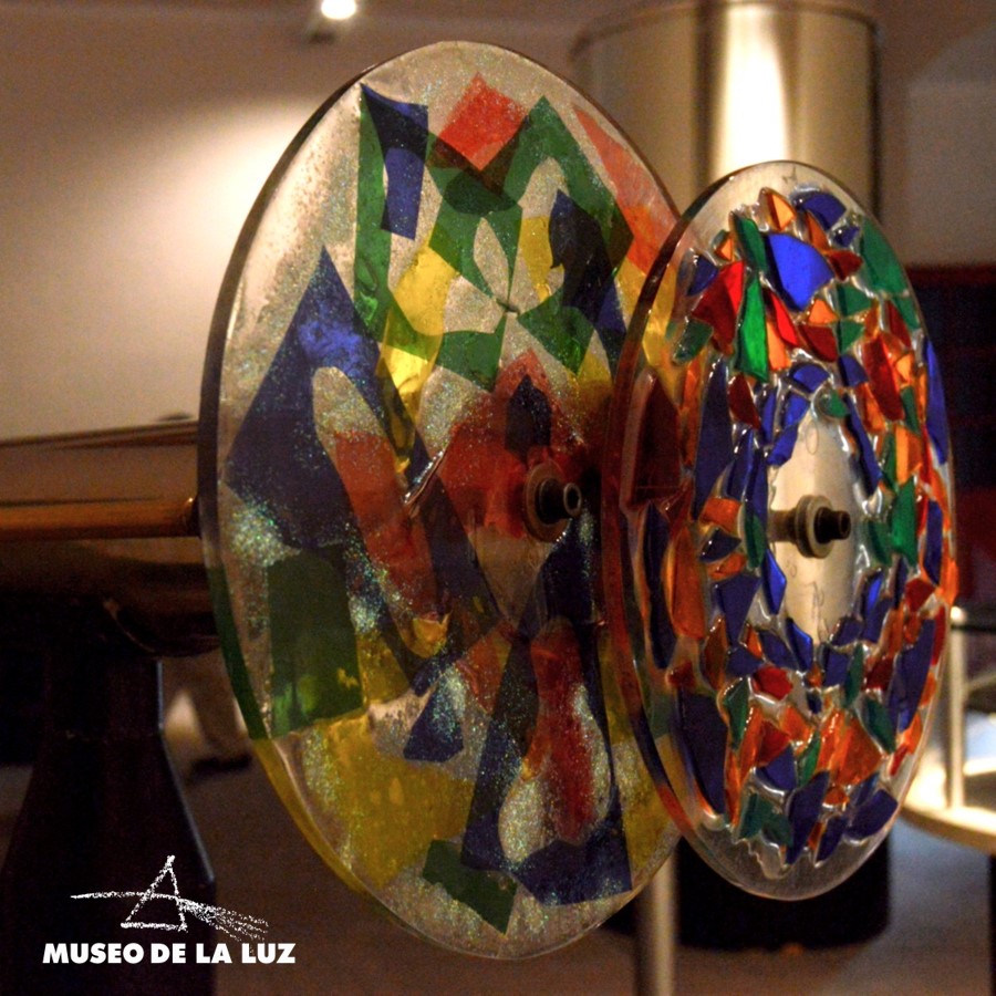 Dentro de un #caleidoscopio hay, al menos, tres espejos que forman un prisma geométrico. Éstos reflejan las #imágenes de objetos coloridos en movimiento, creando millones de patrones simétricos. 🔷🟪👀

Crece tu #curiosidad en nuestro canal de #YouTube 👉🏽 bit.ly/30gg5Ib.