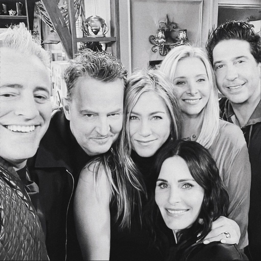 ohsoaniston's tweet photo. “they’re such family, and they’re so embedded in my heart ‘til the day i die.” 
- jennifer aniston https://t.co/YDUxrT6xfh