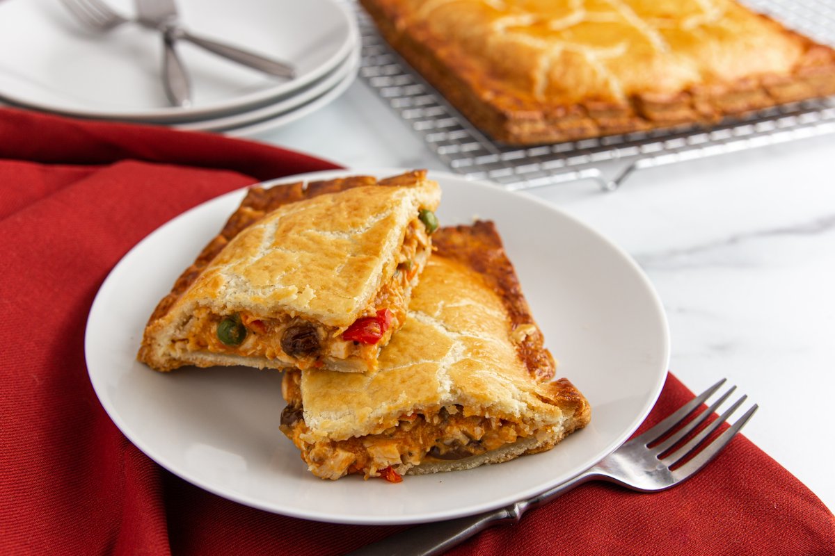 portosbah's tweet photo. Perfect for the family table!❤️
Gather all your loved ones near and serve up this Chicken Pie.
Enjoy every bite of housemade pie dough filled with Cuban-style chicken fricassee.
#PortosBakeatHome #ChickenPie #Family #Dinner #PasteldePollo https://t.co/JxqBYJbzaG