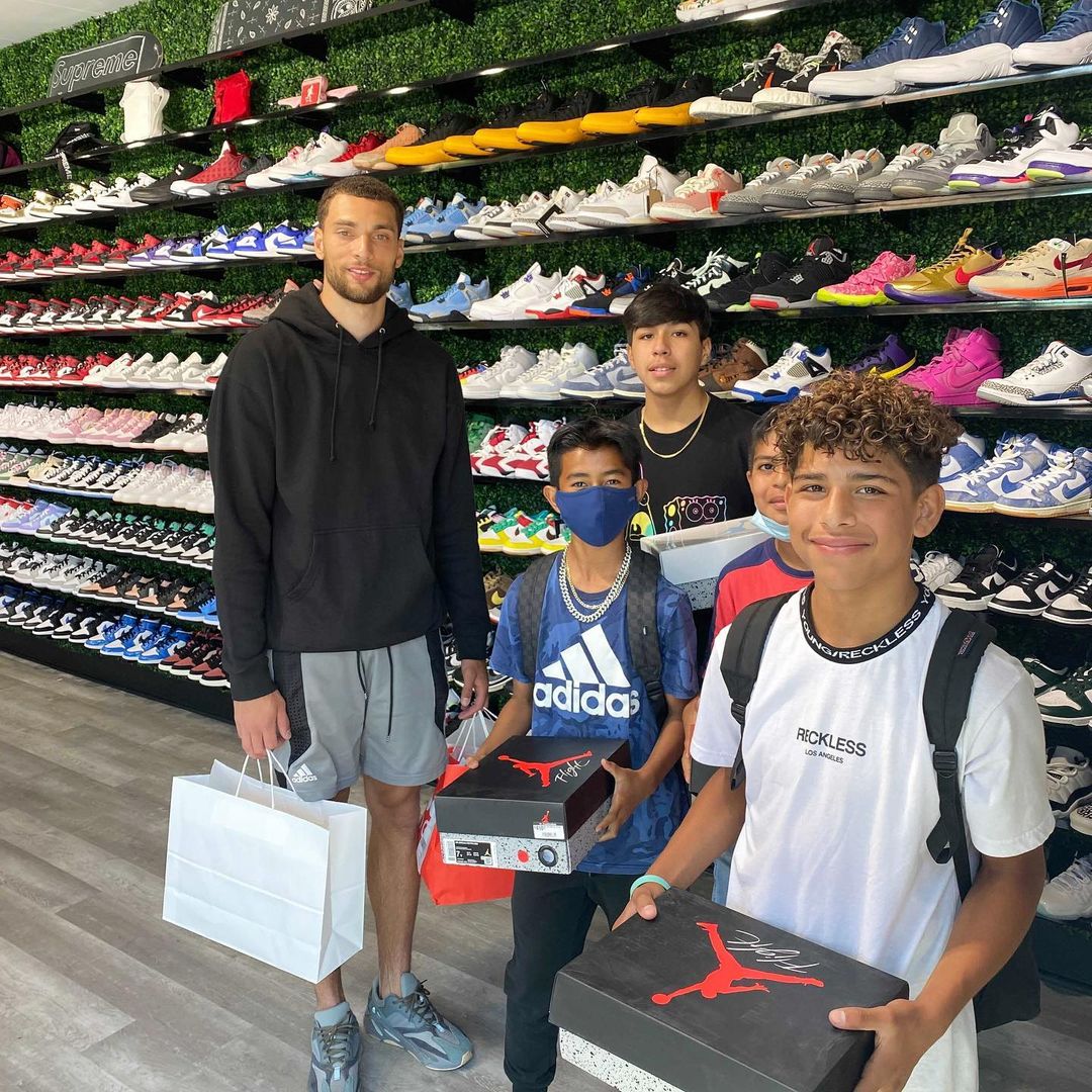 BleacherReport's tweet photo. Zach LaVine bought these kids brand new Jordan 4 UNCs after they asked for an autograph 🐐 @brkicks   (via swishstudiosla/IG, @TMZ_Sports) https://t.co/USPPcGBZoJ