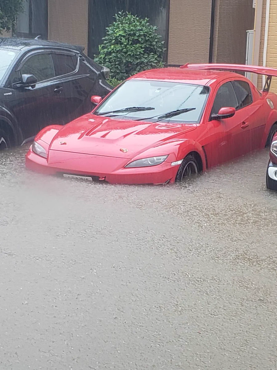 気付いたら大変なことに！？自動車が水没していたwww